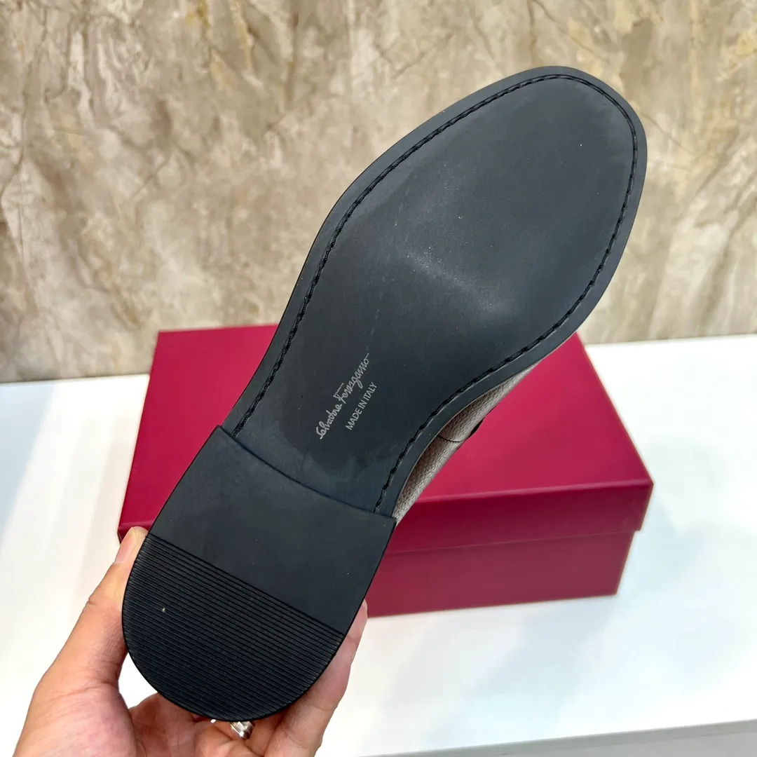 Original order quality P600 Brand: Ferragamo Standard size: Men's size 38/44 (45 can be customized) Grade: Same style as the official website High-quality men's shoes Material: Customized first-layer calfskin with water-dyed cowhide lining Cowhide tiptoe Original non-slip and wear-resistant rubber outsole Style category: Men's formal business leather shoes are young and fashionable European and American trends British style Casual matching Comfortable feet Color: Actual picture